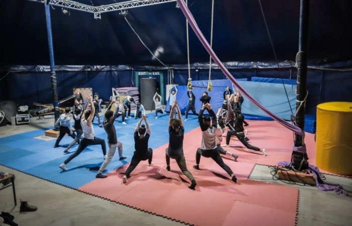 Activités d'échauffement physique sous le grand chapiteau.