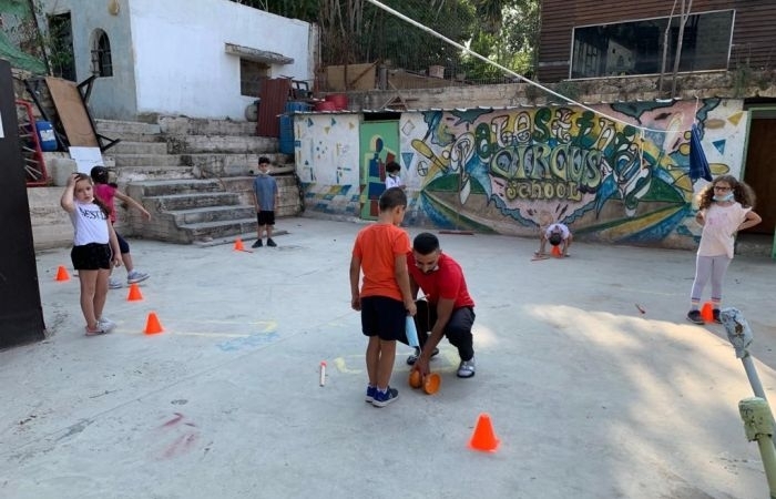 L'école de cirque encourage la formation des jeunes dans différents lieux.