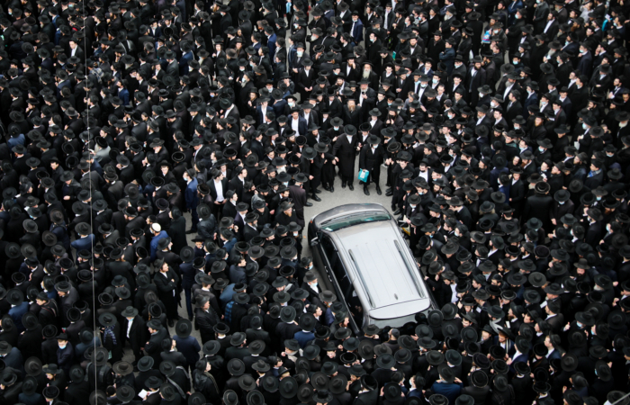 Le cortège funéraire en l'honneur du rabbin Meshulam Dovid Soloveitchik, a rassemblé près de 10 000 personnes le 31 janvier 2021, à Jérusalem. Photo : Yonatan Sindel / Flash90 