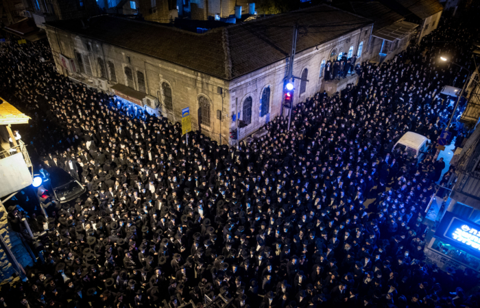 Plus de 8 000 personnes ont participé au cortège funéraire du rabbin Yitzchok Sheiner à Jérusalem, le 31 janvier 2021. Photo : Yonatan Sindel / Flash90 