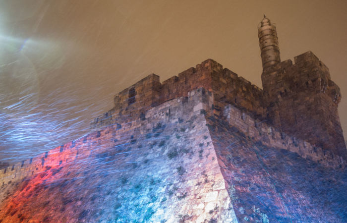 Un vent fort disperse les flocons autour de la tour de David. 17 février. Photo : Noam Revkin Fenton/Flash90