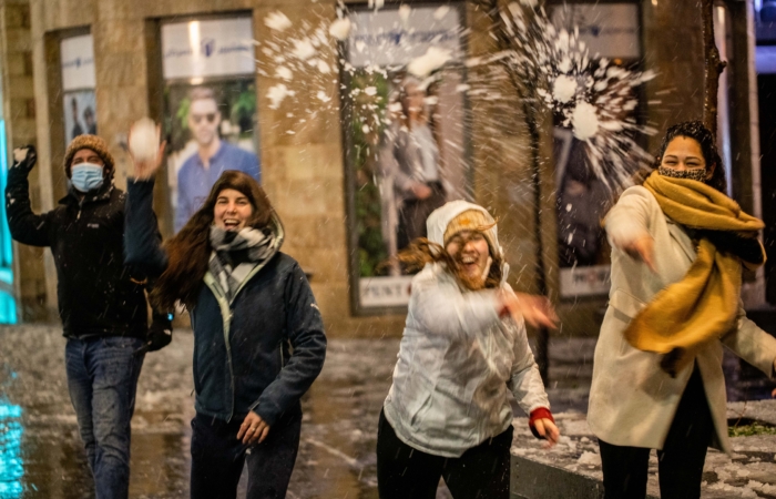 Que seraient les chutes de neige sans leurs batailles de boules de neige ? Soirée du 17 février 2021. Photo : Yonatan Sindel/Flash90