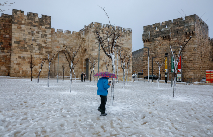 Attention, ça glisse ! L'esplanade devant la porte de Jaffa s'est transformée en véritable patinoire. 18 février 2021. Photo : Olivier Fitoussi/Flash90 