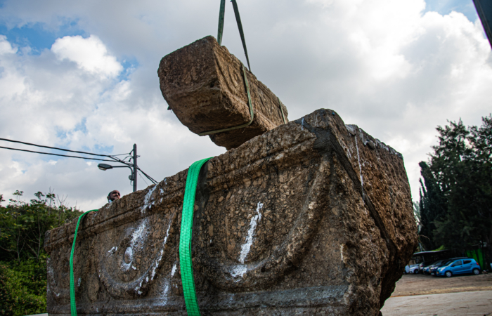 Les deux sarcophages de pierre ont été transportés aux dépôts des trésors nationaux israéliens. Photo-Yoli Schwartz Israel Antiquities Authority