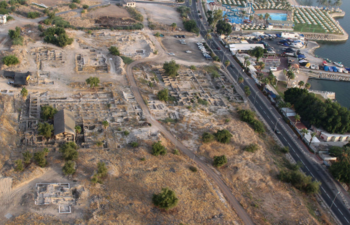 Site des fouilles où a été découverte une mosquée du 7ème siècle à Tibériade (sur la photo :  au-dessus du bâtiment couvert où se trouvent des marques de piliers) © NTEP - David Silverman and Yuval Nadel