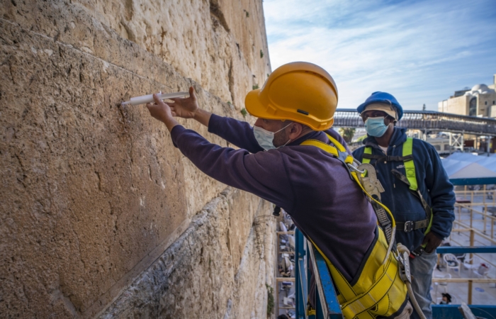 Deux fois par ans, ingénieurs et conservateurs traquent les fissures du Mur pour les combler. Photo : Yaniv Berman, Israel Antiquities Authority 