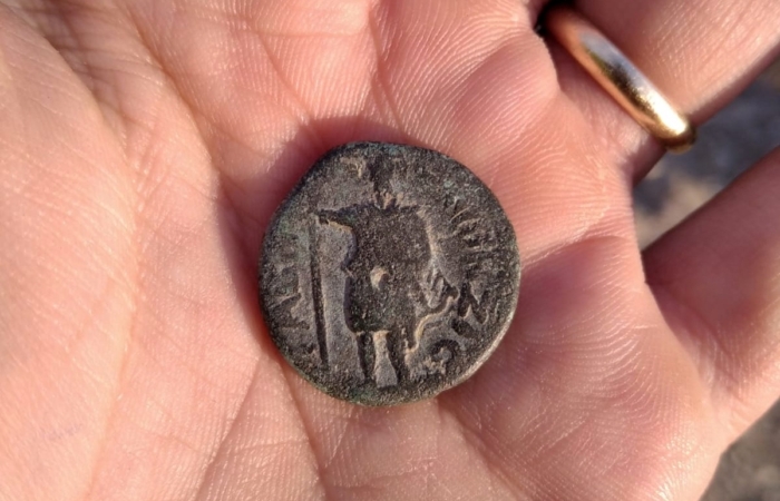 Côté pile, le dieu syrien MEN (le dieu de la lune) est entouré de l'inscription «du peuple de Geva Phillipi», année civique 217. Photo: Israel Antiquities Authority 