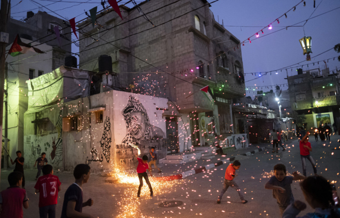 Des Palestiniens allument des feux d'artifice dans le camp de réfugiés de Nuseirat, au centre de la bande de Gaza, pour célébrer le mois sacré du Ramadan Avril 22, 2020 © Fatima Shbair - "Life in War"