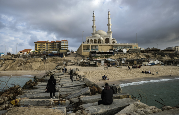 Les Palestiniens profitent de la mer près de la mosquée Al-Khaldi dans le nord de la bande de Gaza. Feb 3, 2020 © Fatima Shbair - "Life in War"