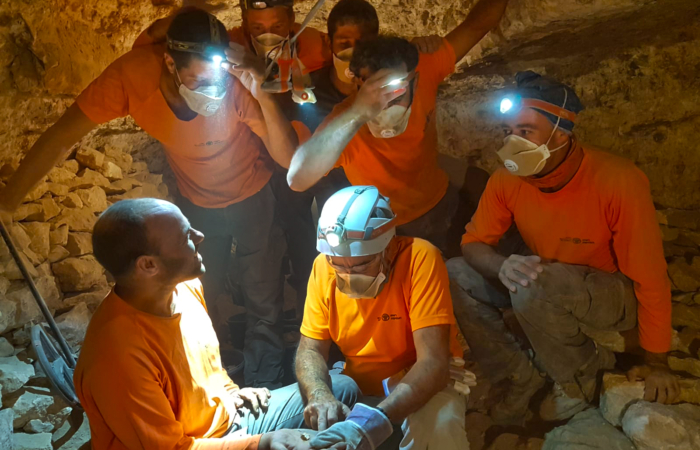 Le moment où les fragments du rouleau du Livre des douze prophètes mineurs a été découvert dans le désert de Judée © Highlight Films, courtesy of the Israel Antiquities Authority