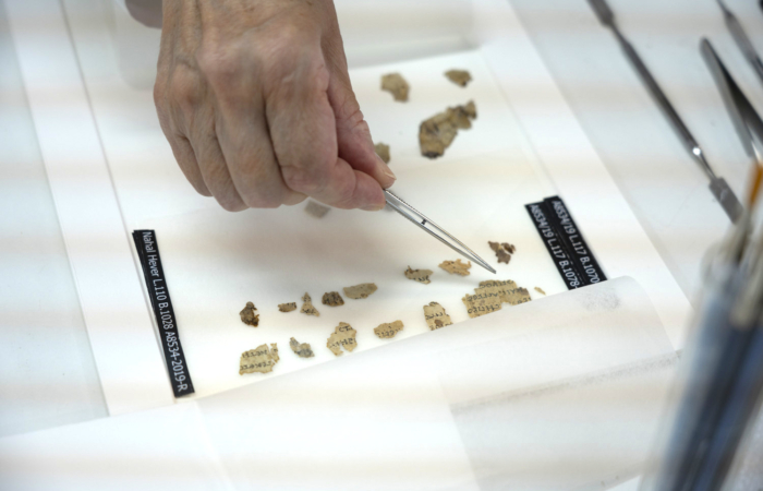 Fragments du rouleau découvert dans le désert de Judée après conservation © Shai Halevi, Israel Antiquities Authority