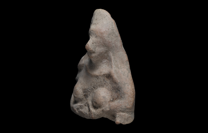 La figurine en poterie représente une femme recouverte d'un voile © Yevgeny Ostrovsky, Israel Antiquities Authority