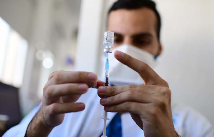 Vaccins anti-Covid, la Terre Sainte à deux vitesses