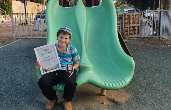 Zvi Ben-David, âgé de 11 ans, a découvert la statuette ©Oren Shmueli, AAI