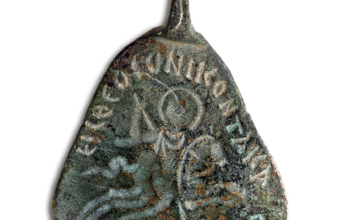 L'avers de l'amulette. Les lettres IAWΘ se détachent entre les jambes du cheval ©Dafna Gazit-Israel Antiquities Authority