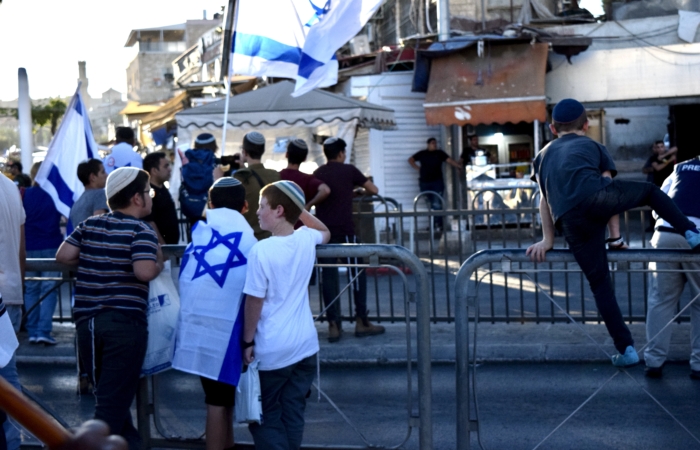 Des barrières empêchent les manifestants d'entrer en contact avec les rares Palestiniens restés dans le quartier de la porte de Damas ©Cécile Lemoine/TSM