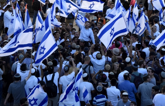 Bezalel Smotrich, leader du "Parti sioniste religieux" et membre de la Knesset est hissé au dessus de la foule, porte de Damas ©Cécile Lemoine/TSM