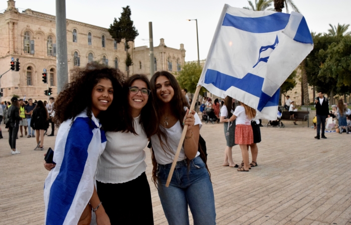 Reut et ses amies, venues spécialement de Cisjordanie pour la marche des drapeaux ©Cécile Lemoine/TSM 