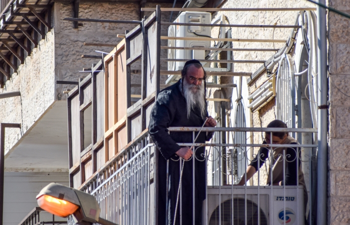 Soucca en construction sur un balcon du quartier Mea Shéarim ©Cécile Lemoine/TSM