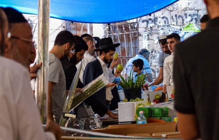 Marché aux espèces à Mea Shearim, le 19 septembre 2021 ©Cécile Lemoine/TSM