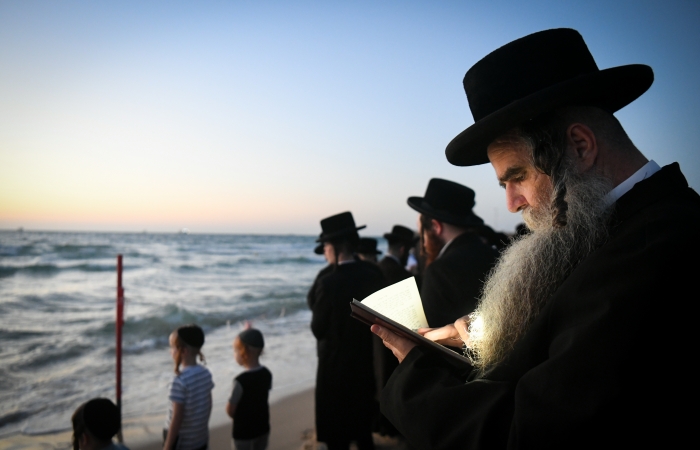 Des juifs hassidim accomplissent le rituel du Tashlich sur les plages bordant la ville d'Ashod, le 14 septembre 2021 ©Yossi Zeliger/Flash90 