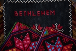 La broderie palestinienne, tisseuse d’histoire, à l’Unesco