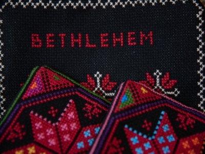 La broderie palestinienne, tisseuse d’histoire, à l’Unesco