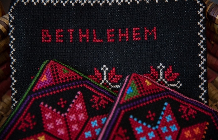 La broderie palestinienne, tisseuse d’histoire, à l’Unesco