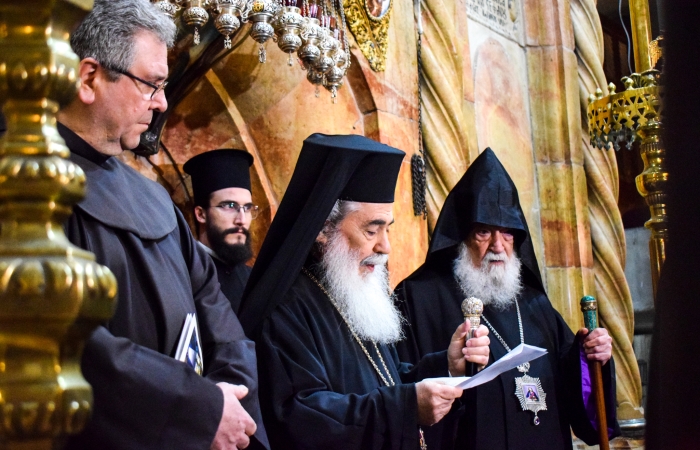 Fr. Francesco Patton, Custode de Terre Sainte, le Patriarche grec orthodoxe de Jérusalem, Théophile III, et représentant le Patriarche arménien, le P. Samuel Aghoyan, ont béni le début des travaux et souligné l'importance de la coopération entre leurs communautés, 14/03/2022 ©Cécile Lemoine/TSM