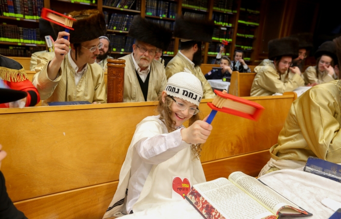 La tradition veut que l'on agite une crécelle au moment le nom de Haman est prononcé lors des lectures du Livre d'Esther. 9 mars 2020. Crédits : Yaakov Lederman/Flash90