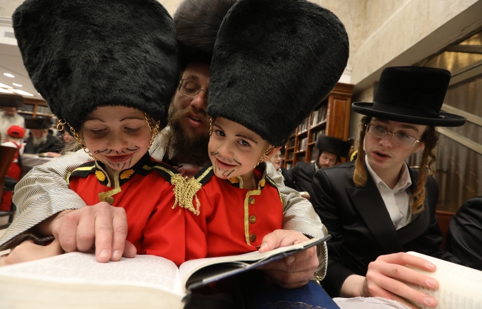 Lecture du livre d'Esther dans une synagogue de Bet Shemesh. 16 mars 2022. Crédits : Yaakov Lederman/Flash90