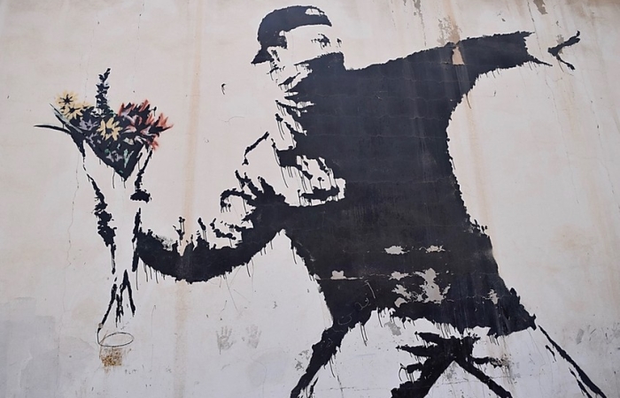 Le lanceur de fleurs, graffiti peint sur un mur de garage, un peu à l'extérieur de Bethlehem ©Cécile Lemoine/TSM