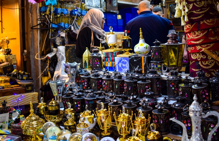 Dans le reste du souk, on trouve aussi des fanous meilleurs marché, importés de Chine ©Cécile Lemoine/TSM