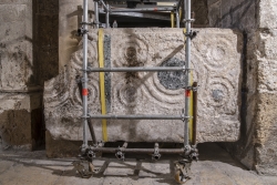 L’autel croisé au Saint-Sépulcre, typique de l’art à Rome au Moyen-Age