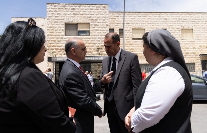 Wadie Abu Nassar, s'entretient avec Anton Abu Akleh, au sujet des violences perpétrées par la police israélienne lors de la levée du corps de sa soeur Shireen à l'hopital Saint-Joseph à Jérusalem-Est, vendredi 13 mai. ©MAB/CTS