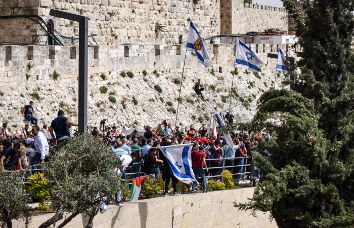 Arrachage de drapeaux israéliens le long du trajet ©Cécile Lemoine/TSM