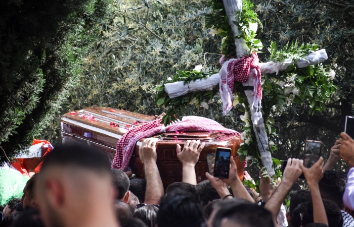 Dernier hommage au cimetière grec-orthodoxe du Mont-Sion. Unkheffieh, célèbre foulard palestinien, recouvre le cercueil ©Cécile Lemoine/TSM