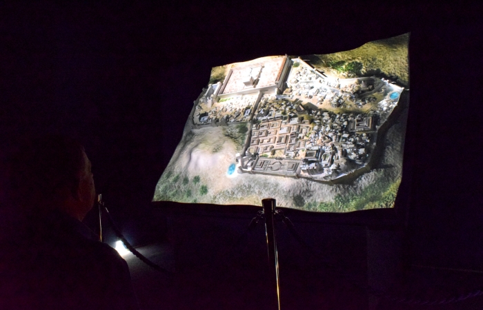 Dans la première salle, une carte en 3D permet de visualiser la topographie de Jérusalem à l'époque de Jésus ©Cécile Lemoine/TSM