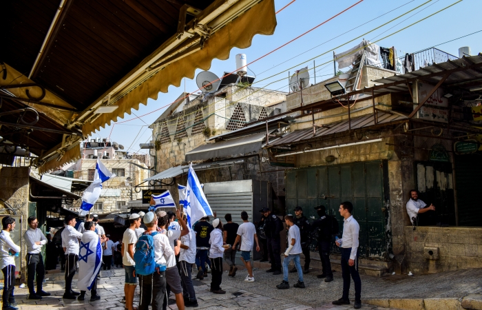De jeunes israéliens huent et insultent les résidents palestiniens du quartier musulman de la vieille ville ©Cécile Lemoine/TSM