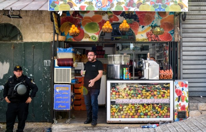 La seule boutique restée ouverte vers porte de Damas. Certains marcheurs s'y arrêteront pour se rafraîchir. D'autres leur jetteront bouteilles et insultes au visage ©Cécile Lemoine/TSM