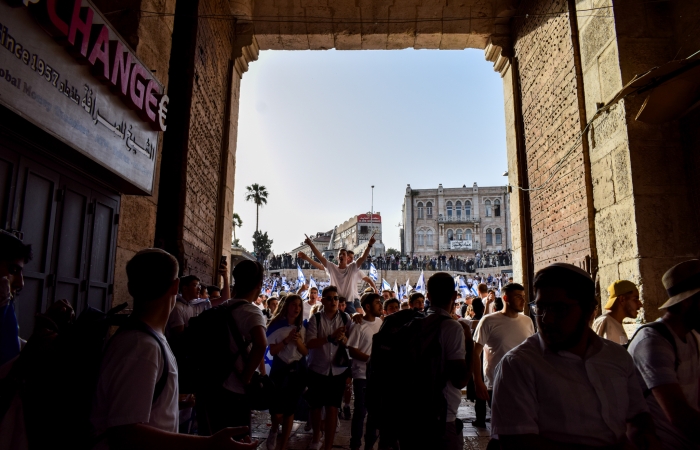 Les différents groupes déferlent en vieille ville à partir de 18h Le corps d'un palestinien inconscient est transporté en dehors de la vieille ville, sous les applaudissements des marcheurs ©Cécile Lemoine/TSM