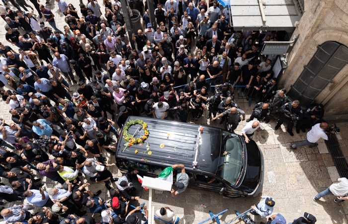 Arrivée du cercueil de Shireen Abu Akleh rue du patriarcat grec-catholique où se trouve l'église melkite qui l'attend pour le service funéraire. ©MAB/TSM