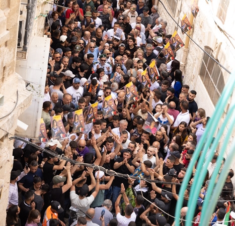 Alors que dans l'église grec-catholique se déroule l'office des funérailles de Shireen Abu Akleh, dans la rue du patriarcat, les slogans politique à la gloire de la Palestine sont repris par tous. ©MAB/TSM
