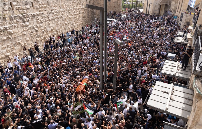 Porte de Jaffa, le cercueil de Shireen Abu Akleh est porté à bout de bras par la foule en direction du cimetière grec-orthodoxe où elle doit être inhumée. ©MAB/TSM