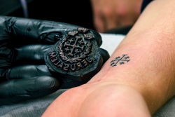 Comme un sceau sur ton bras: le tatouage chez les pèlerins de Jérusalem