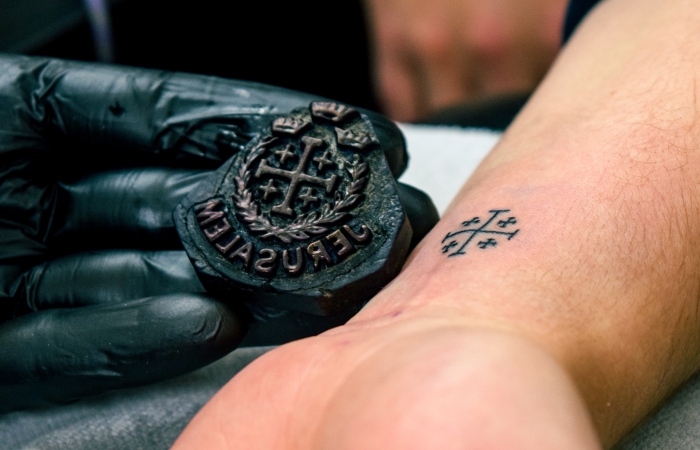 Comme un sceau sur ton bras: le tatouage chez les pèlerins de Jérusalem