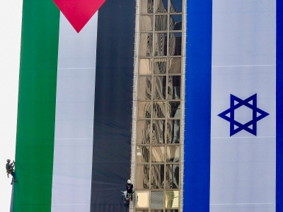À Tel Aviv, la brève suspension d’un drapeau palestinien géant