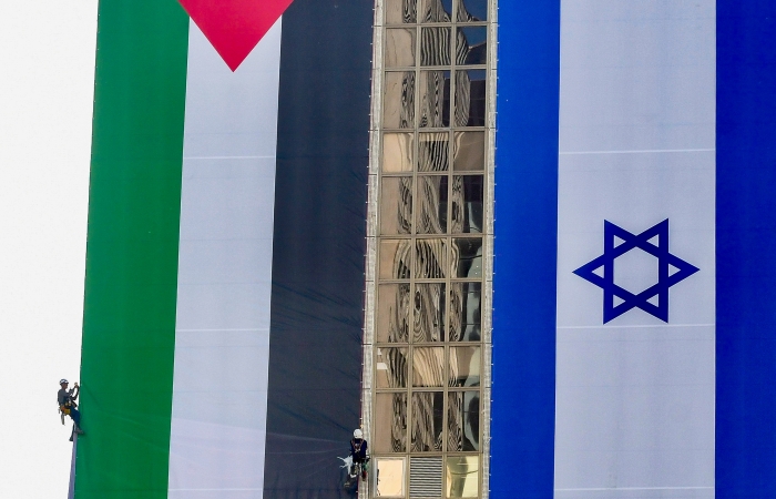 À Tel Aviv, la brève suspension d’un drapeau palestinien géant