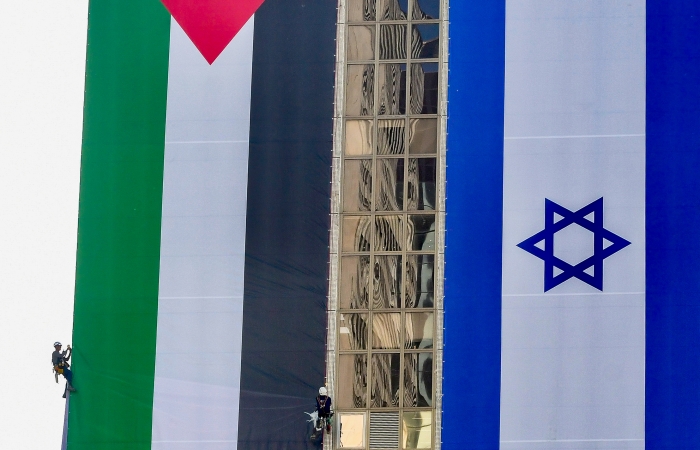 À Tel Aviv, la brève suspension d’un drapeau palestinien géant