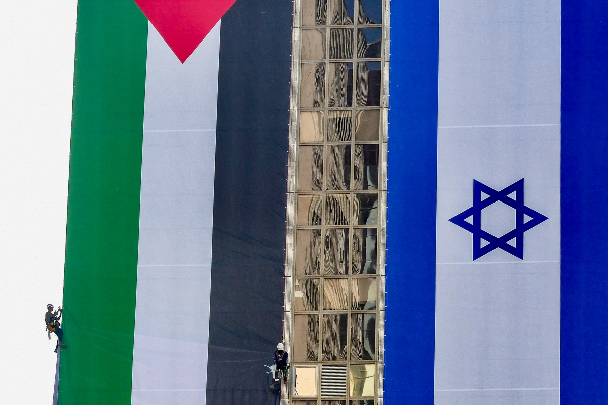 À Tel Aviv, la brève suspension d'un drapeau palestinien géant